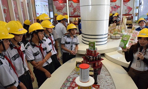 Các học sinh trong chuyến tham quan tại nhà máy Ajinomoto Long Thành.