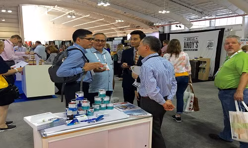 Vinamilk và khách tham dự Hội chợ trao đổi và tìm kiếm cơ hội hợp tác.