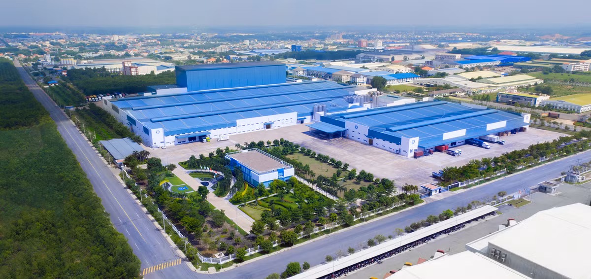 Ngoài 3 nhà máy tại nước ngoài, hiện Vinamilk có 13 nhà máy trong nước, trong đó đáng kể 2 siêu nhà máy sản xuất trị giá gần 5.000 tỷ đồng bằng vốn tự có tại tỉnh Bình Dương.