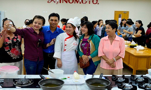 Khách tham quan giao lưu cùng đầu bếp trong tour tham quan công ty Ajinomoto Việt Nam.