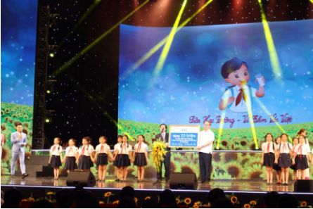 Chủ tịch MTTQ Việt Nam Nguyễn Thiện Nhân và Bộ trưởng Bộ GDĐT Phùng Xuân Nhạ, đại diện nhận phần quà từ TH true Milk trao tặng cho Chương trình Sữa học đường.