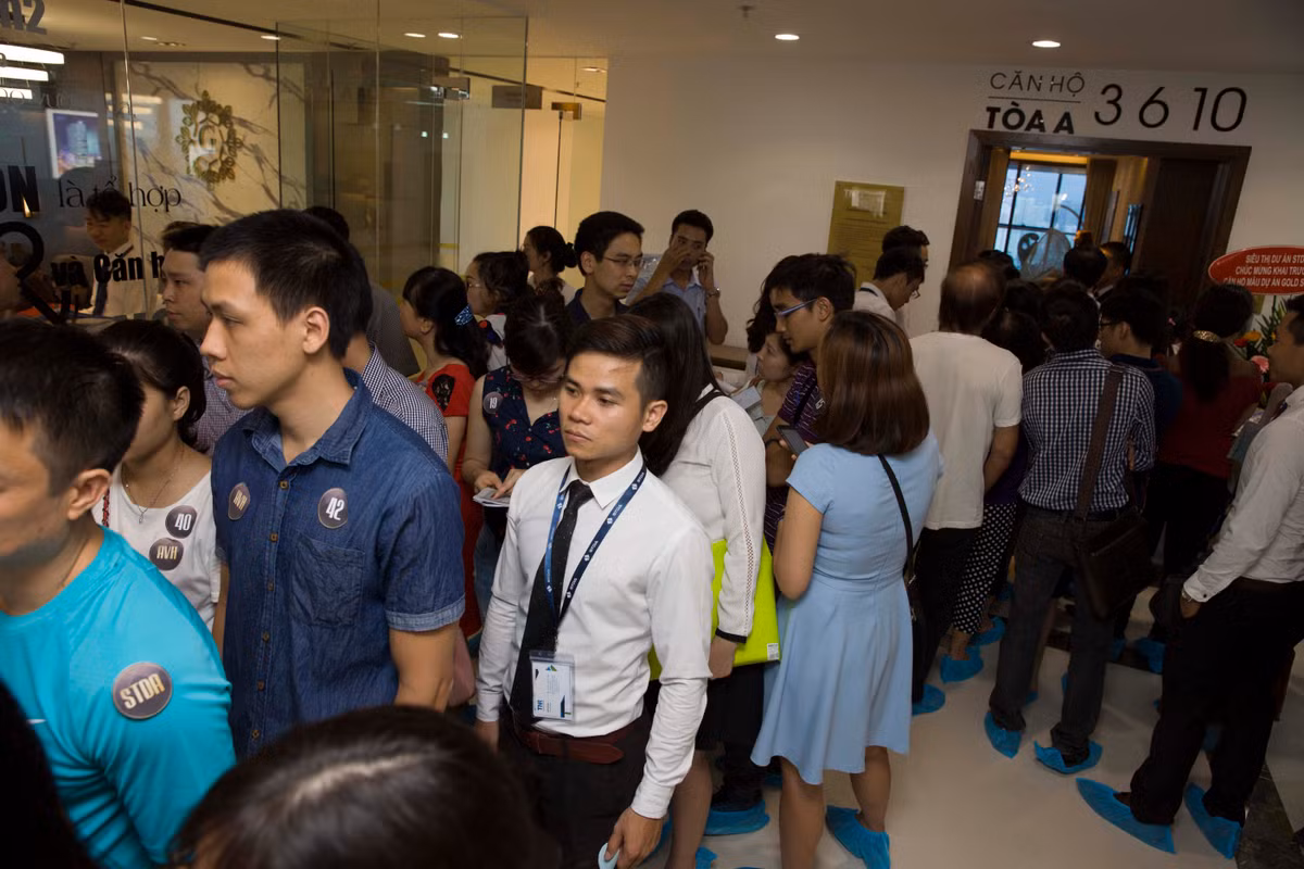 Mặc dù trời đã tối nhưng dòng người chen chân vào xem căn hộ mẫu ngày càng đông.