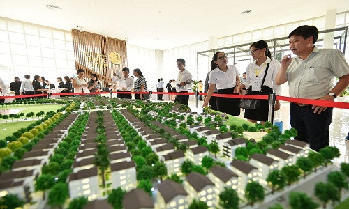 Nhìn tổng thể dự án thông qua sa bàn, nhiều khách hàng đặc biệt ấn tượng trước quy mô của dự án và các tiện ích tổng thể mà họ sẽ được hưởng khi trở thành cư dân của Vinhomes Thăng Long.