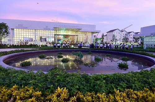 Sự kiện này đã thu hút hàng trăm khách hàng tới tham dự. Khách tham quan đặc biệt ấn tượng với ngoại thất hiện đại, rộng mở và nội thất tinh tế của các căn biệt thự mẫu.