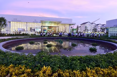 Sự kiện này đã thu hút hàng trăm khách hàng tới tham dự. Khách tham quan đặc biệt ấn tượng với ngoại thất hiện đại, rộng mở và nội thất tinh tế của các căn biệt thự mẫu.