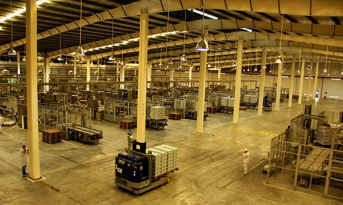 Các robot LGV vận hành tự động sẽ chuyển pallet thành phẩm đến khu vực kho thông minh của Nhà máy sữa Vinamilk. Ngoài ra, LGV còn vận chuyển các cuộn bao bì và vật liệu bao gói đến các máy một cách tự động. Hệ thống robot LGV có thể tự sạc pin mà không cần sự can thiệp của con người.