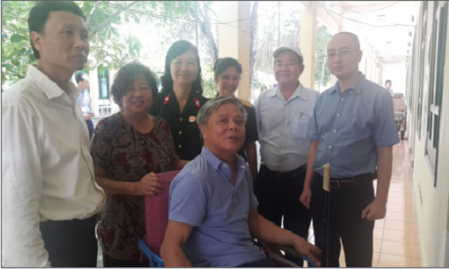 Ông Ngô Huy Toàn, Trưởng phòng Thanh tra Báo chí và Thông tin trên mạng, Thanh tra Bộ Thông tin Truyền thông và ông Nguyễn Phan Huy Khôi, Giám đốc Đối ngoại Tập đoàn Number 1 – Tân Hiệp Phát đang cùng các cán bộ, điều dưỡng viên của Trung tâm (nay đã nghỉ hưu) thăm hỏi đồng chí thương binh nặng Vũ Trung Hiếu.