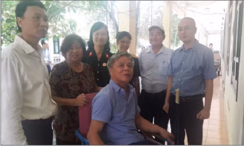 Ông Ngô Huy Toàn, Trưởng phòng Thanh tra Báo chí và Thông tin trên mạng, Thanh tra Bộ Thông tin Truyền thông và ông Nguyễn Phan Huy Khôi, Giám đốc Đối ngoại Tập đoàn Number 1 – Tân Hiệp Phát đang cùng các cán bộ, điều dưỡng viên của Trung tâm (nay đã nghỉ hưu) thăm hỏi đồng chí thương binh nặng Vũ Trung Hiếu.