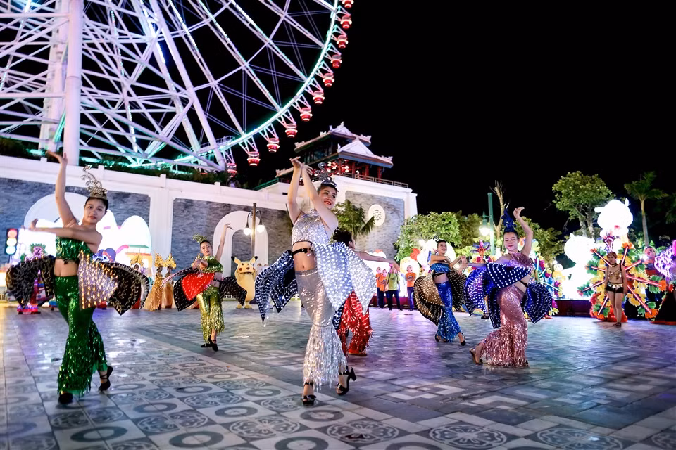 Du khach do ve Asia Park vui Le hoi den long-Hinh-10