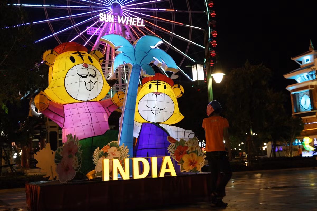 Du khach do ve Asia Park vui Le hoi den long-Hinh-2