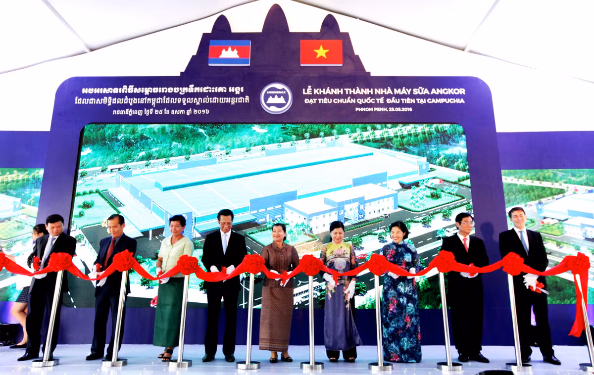 Vinamilk vừa khánh thành nhà máy sữa Angkor tại Phnom Penh, Campuchia sau 10 năm thâm nhập và tìm hiểu thị trường này.