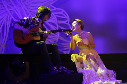 Uyên Linh tiếp tục thể hiện hình ảnh của một người phụ nữ ở độ tuổi 30 tinh tế và quyến rũ dưới sự hỗ trợ của “người tình âm nhạc” - guitarist Dũng Đà Lạt.