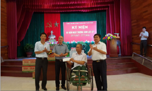 Ông Đỗ Hữu Trí, Phó Chánh Thanh tra bộ Thông tin Truyền thông và ông Nguyễn Phan Huy Khôi, Giám đốc Đối ngoại Tập đoàn Number 1 – Tân Hiệp Phát trao 25 triệu đồng cho Trung tâm Điều dưỡng thương binh Thuận Thành, Bắc Ninh.