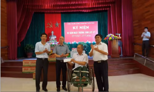 Ông Đỗ Hữu Trí, Phó Chánh Thanh tra bộ Thông tin Truyền thông và ông Nguyễn Phan Huy Khôi, Giám đốc Đối ngoại Tập đoàn Number 1 – Tân Hiệp Phát trao 25 triệu đồng cho Trung tâm Điều dưỡng thương binh Thuận Thành, Bắc Ninh.