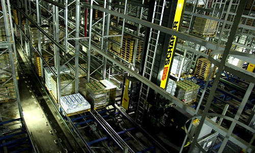 Nhà máy sữa Việt Nam của Vinamilk có hệ thống kho thông minh đầu tiên và lớn nhất tại Việt Nam. Kho có diện tích 6 ha và 20 ngõ xuất nhập, có chiều dài 105 m, cao 35 m, gồm 17 tầng giá đỡ, với sức chứa là 27.168 pallet tương đương với 1.630.000 thùng sữa.