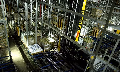 Nhà máy sữa Việt Nam của Vinamilk có hệ thống kho thông minh đầu tiên và lớn nhất tại Việt Nam. Kho có diện tích 6 ha và 20 ngõ xuất nhập, có chiều dài 105 m, cao 35 m, gồm 17 tầng giá đỡ, với sức chứa là 27.168 pallet tương đương với 1.630.000 thùng sữa.