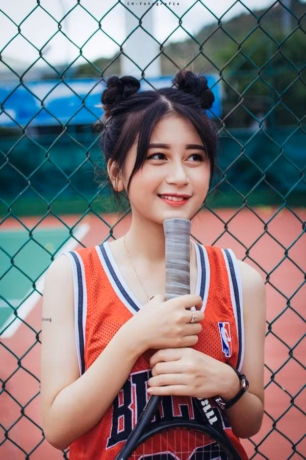 Thảo Nguyên được xem là thí sinh có nụ cười đẹp nhất nhì Miss Teen năm nay. Những bức ảnh của cô gái có gương mặt bầu bĩnh luôn nhận được sự ủng hộ bất ngờ từ cộng đồng mạng. Tuy nhiên, thứ hạng của Uyên trên BXH đang giảm sút khi đã tụt xuống vị trí thứ 8. Chính vì vậy, nếu yêu mến nụ cười tỏa nắng này, hãy bình chọn cho cô nàng nhé!