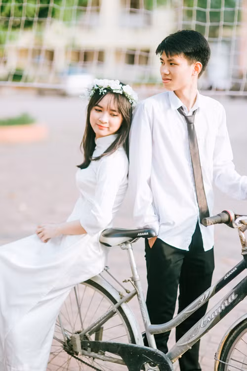 “Lớp mình đoàn kết vô cùng, giờ học thì say mê, còn giờ chơi thì cũng chơi tới bến. Mình ở huyện khác, lúc mới vào học rất rụt rè, bỡ ngỡ nhưng nhờ sự cởi mở, hòa đồng của các bạn mà tự tin dần lên”, Hà Linh – hoa khôi của lớp chia sẻ.