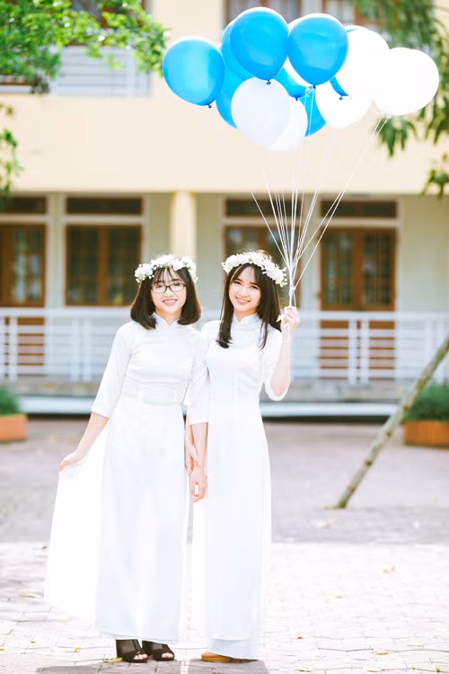 Cụ thể như: 1 thành viên trong đội tuyển Toán quốc tế 2017, 1 huy chương bạc Tin học châu Á, 1 giải Nhì Học sinh giỏi quốc gia môn Toán, 4 người được vinh dự kết nạp Đảng…