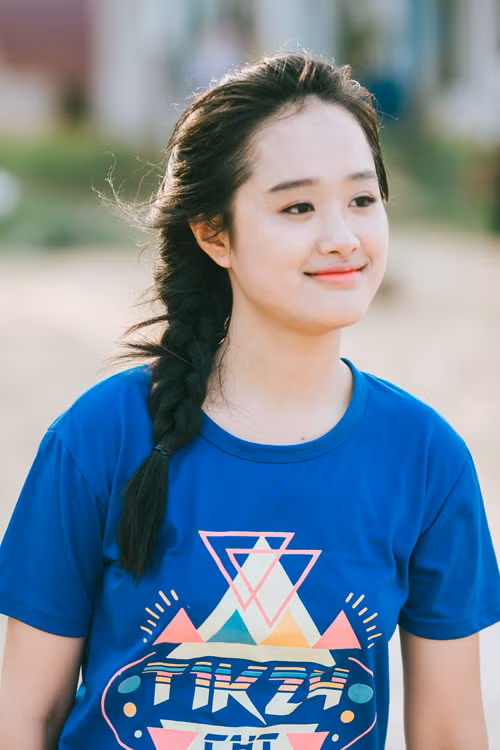 Hà Linh (top 5 Hoa khôi của trường) chia sẻ, kỳ thi THPT Quốc gia vừa qua không khiến cô và các bạn quá áp lực bởi, phần lớn kiến thức đã được mọi người tích lũy từ trước đó.