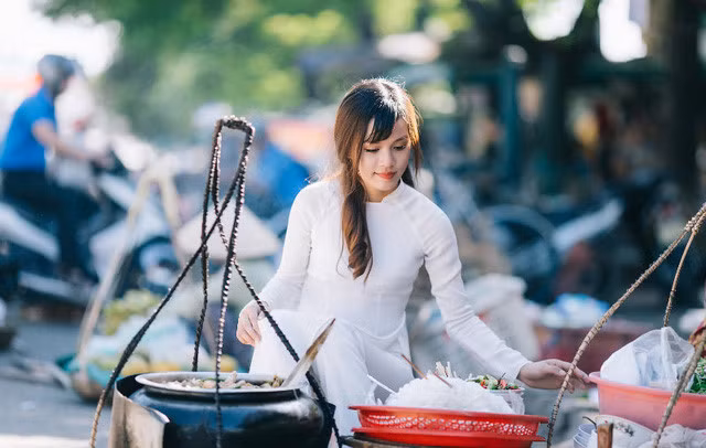 Nu sinh Hue xinh dep ben ganh hang rong bat ngo noi tieng