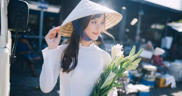 'Chúng mình đã chụp vào sáng sớm, thời điểm chợ Đông Ba rất nhộn nhịp. Ra chợ lại mang theo áo dài trắng, ai cũng trầm trồ, khen ngợi nên hôm thực hiện khá thuận lợi', Thanh Cường kể.