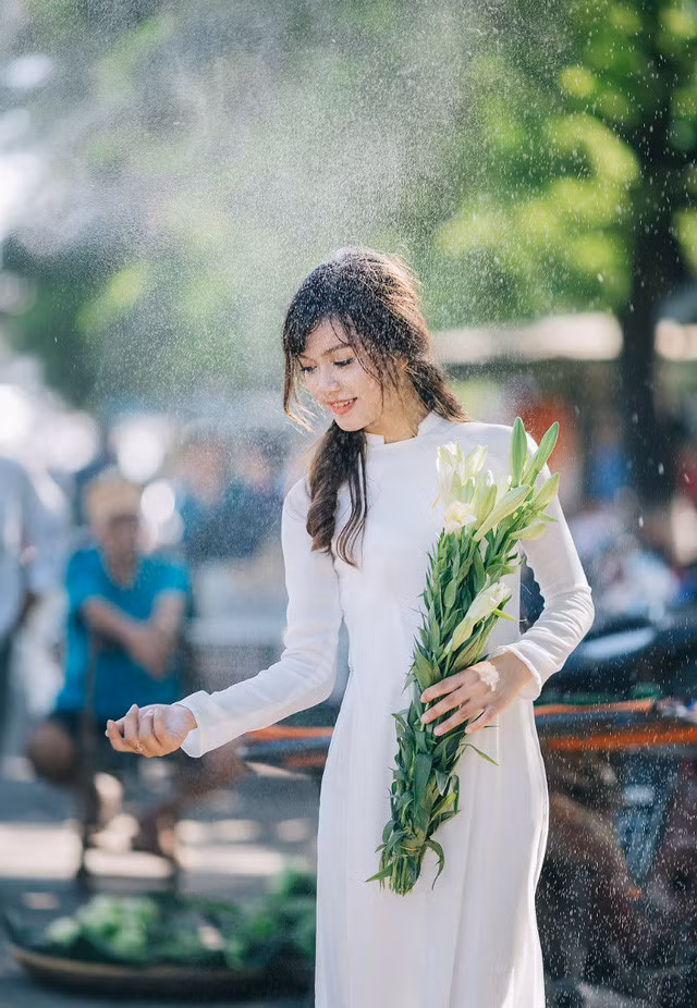 Tất cả đều không có sự chuẩn bị cầu kỳ, chỉ là loạt khoảnh khắc đời thường và tự nhiên nhất. Thanh Cường (22 tuổi, đến từ Thừa Thiên Huế) cho biết anh có niềm đam mê với nhiếp ảnh và đặc biệt yêu thích hình ảnh tà áo dài thướt tha của người phụ nữ Việt.