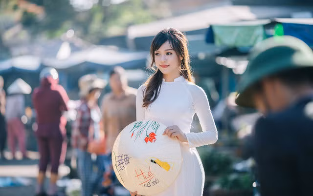 Bộ ảnh nữ sinh Huế duyên dáng bên tà áo dài do Nguyễn Thanh Cường thực hiện trong 90 phút, vào những ngày đầu tháng 6.