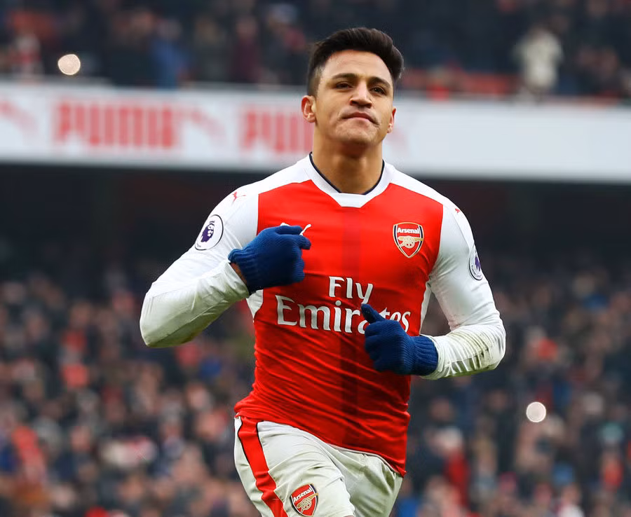 Tin chuyển nhượng bóng đá hôm nay cũng xoay quanh việc huyền thoại Chile, Ivan Zamorano cho rằng nếu Sanchez muốn có thêm những danh hiệu, đặc biệt là Champions League, anh nên rời Arsenal để hiện thực hóa điều này. Ảnh: Daily Star.