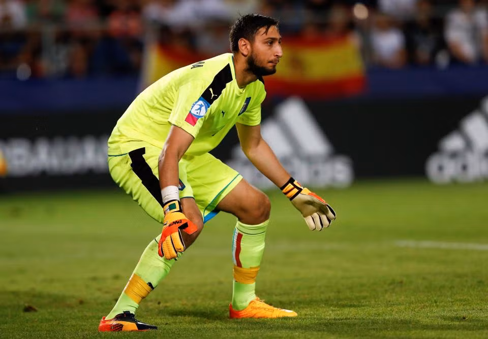 Donnarumma đã đồng ý với những điều khoản trong hợp đồng mới có thời hạn 5 năm, trị giá 5 triệu bảng mỗi mùa. Giá trị phá vỡ hợp đồng của Donnarumma sẽ có 2 con số khác nhau tùy vào điều kiện AC Milan có lọt vào Champions League hay không. Nếu họ không có mặt tại đấu trường Champions League, giá trị phá vỡ hợp đồng của Donnarumma là 50 triệu euro (khoảng 44 triệu bảng). Nhưng nếu AC Milan lọt vào Champions League, con số này sẽ tăng lên gấp đôi, tức 100 triệu euro (88 triệu bảng). Ảnh: The Sun.