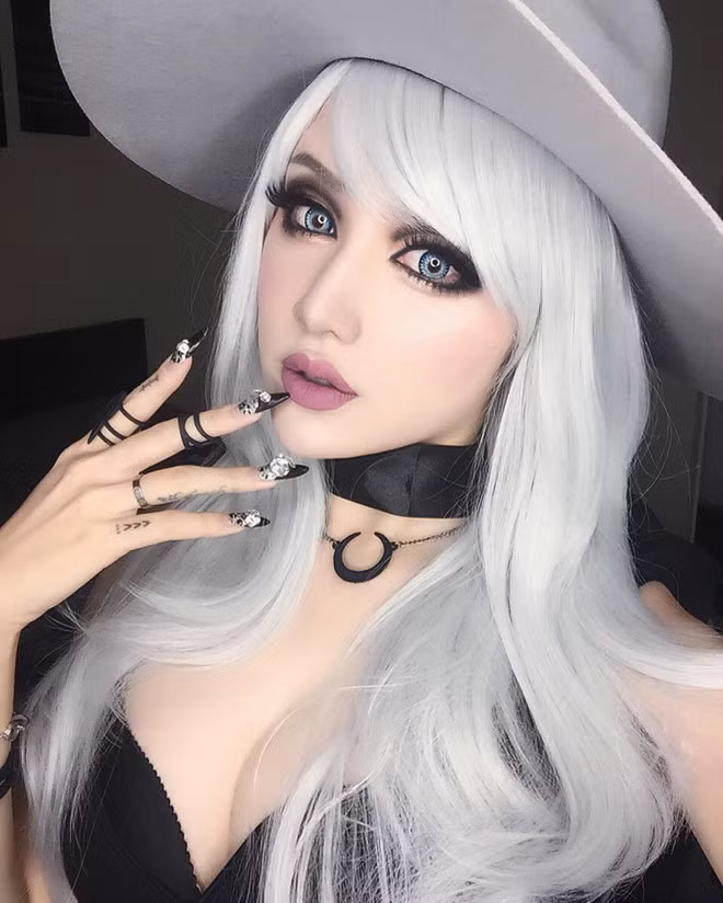 Thoạt nhìn, nhiều người không khỏi ngạc nhiên trước gương mặt và phong cách của thiếu nữ. Họ lầm tưởng rằng cô là búp bê Pháp.