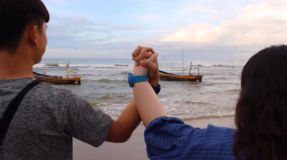 Bạn trẻ Nguyễn Thanh Kha lại rất ủng hộ tình yêu của cặp đôi này: “Trên đời này, cái gì cũng vậy, thật sự yêu nhau thì đến được với nhau, không lựa chọn, miệt thị bất cứ vấn đề gì, cho dù họ là có như thế nào đi nữa. Quan trọng là có 1 trái tim chân thành. Tôi cũng vậy”.