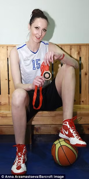 Cô là một cựu cầu thủ bóng rổ với rất nhiều huy chương và đã rời bỏ môn thể thao này vào năm 2014, để theo đuổi ước mơ người mẫu của mình.