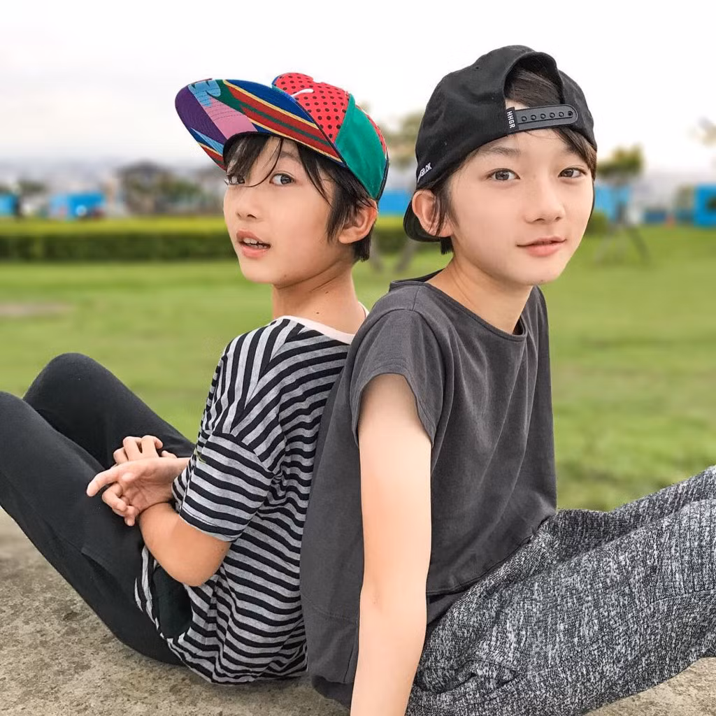 Ea và Eran còn được nhiều người yêu mến thông qua những video cover vũ đạo của các nhóm nhạc. Clip của cả hai được mọi người đánh giá cao và thu hút nhiều lượt xem.