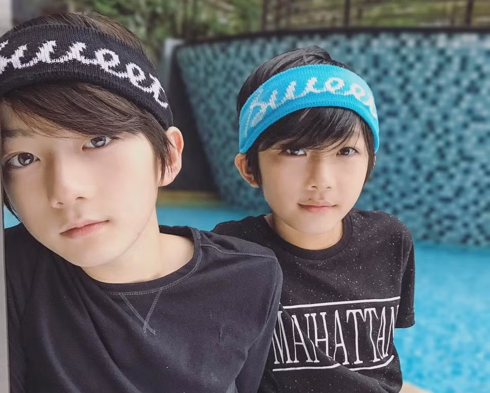 Bên cạnh việc đến trường, cặp anh em 10X còn nhận được nhiều lời mời làm người mẫu nhí cho các thương hiệu thời trang.