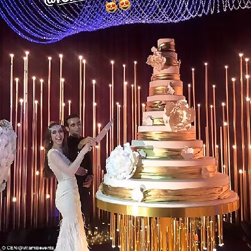 Cô dâu Lolita, 22 tuổi, con gái đại gia Nga giàu có đã diện lên người các thiết kế váy cưới của nhà thiết kế người Lebanon Zuhair Murad. Bộ váy đầu tiên được mặc khi làm lễ, kèm theo khăn phủ bên ngoài cùng hoa văn đẹp mắt. Bộ váy màu trắng thứ hai có dáng ôm sát được cô dâu mặc cùng băng đô tinh tế lấp lánh trên đầu.