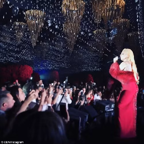 Ca sĩ Lady GaGa là khách mời trong đám cưới xa hoa này.