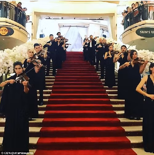 Theo báo chí Nga, họ đã dành ra tới 500.000 USD để trang trí hoa khiến toàn bộ không gian rạp Dolby tràn ngập sắc hoa. Bên cạnh đó, nến được tận dụng tối đa, đem đến không gian lung linh cho bữa tiệc.