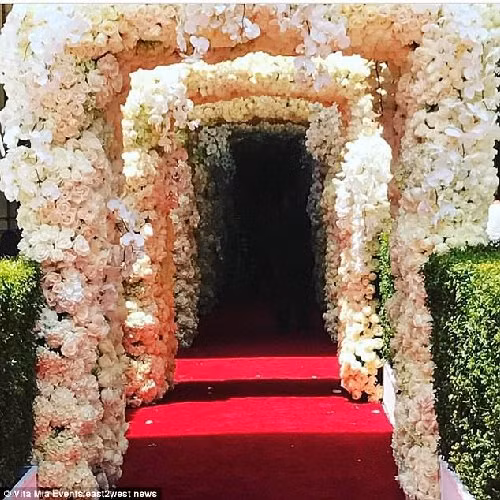 Lối đi trải thảm đỏ và trang trí ngập hoa.