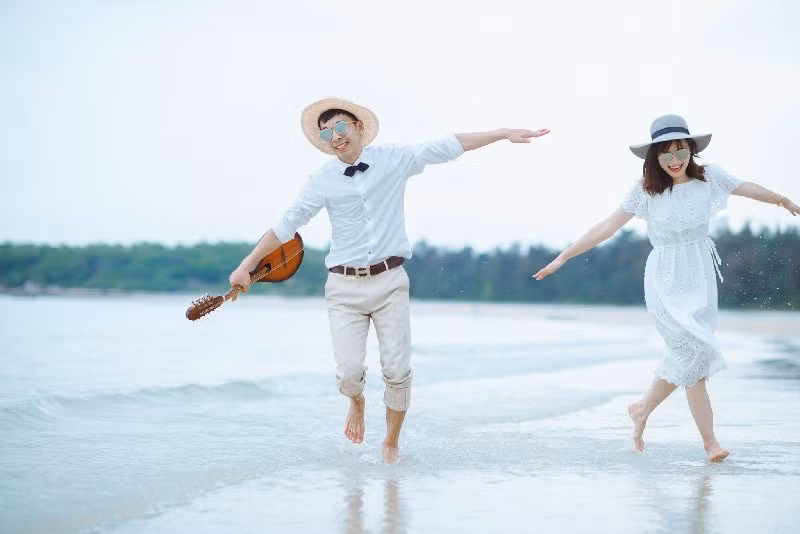 "Trong kế hoạch “cưa” nàng lần đầu tiên mình đã bị từ chối một cách không thương tiếc. Hôm đó trời mưa mùa đông, mình đi từ 5h sáng để mua được loại hoa nàng thích và đợi đến hơn 5h chiều bạn gái đi làm về. Thế nhưng bị từ chối rất phũ. Những lần sau đó cũng có rủ đi chụp ảnh, đi chơi, xem phim… cô ấy cũng không chịu. Nhưng sau nửa năm kiên trì theo đuổi, và cô ấy dần nhận ra tình cảm chân thành của mình nên đồng ý hẹn hò”, Lê Đông kể lại.