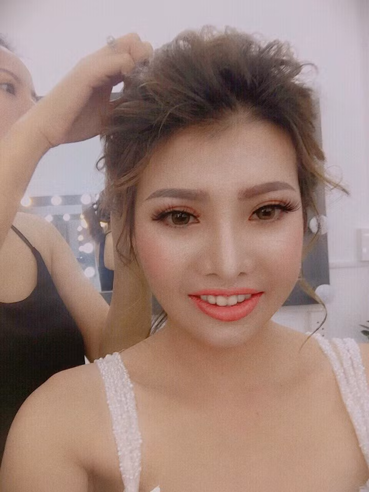 "Suốt ngày làm đẹp và chụp ảnh vậy. Không lo mà kiếm tiền đi", "Sao mọi người nói cô ấy không làm gì để sống. Cô ấy đang làm việc đó...quảng cáo ăn lương, được tài trợ nữa. Mỗi người mỗi công việc nhé mọi người"...là một trong số rất nhiều ý kiến trái chiều từ phía cộng đồng mạng đưa ra bàn tán.