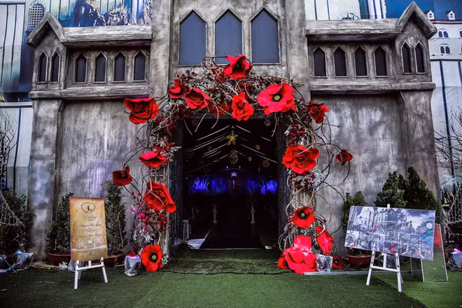 Theo thông tin từ gia đình cô dâu, chú rể, số lượng khách đến dự đám cưới lên đến con số khoảng 3000 nghìn người. Điều này càng thể hiện sự giàu có, mức độ quan hệ siêu rộng và độ "chịu chơi" của gia đình cô dâu, chú rể.