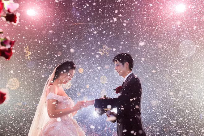 Theo tìm hiểu, hai nhân vật chính của đám cưới siêu khủng đang gây xôn xao mạng xã hội là chú rể Nguyễn Vũ Linh (sinh năm 1986) và cô dâu Đặng Ngọc Tuyết (sinh năm 1999), cả hai hiện đang làm việc tại Hà Nội. Không chỉ được chú ý khi là nhân vật chính trong đám cưới có một không hai, Vũ Linh và Ngọc Tuyết còn khiến rất nhiều người trầm trồ khi hai người xuất hiện trong cảnh tượng giống "tuyết rơi mùa hè" trong chính đám cưới của mình.