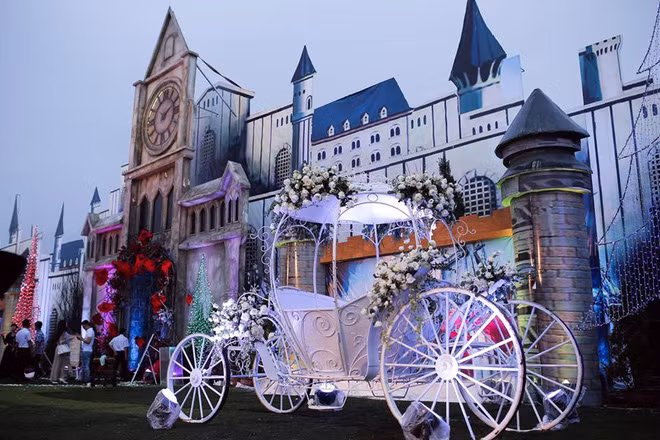 Được biết, hội trường đám cưới được dựng trong bãi đất trống rộng 5000 mét vuông. Rạp cưới được dựng lên từ ý tưởng một lâu đài cổ xưa, đẹp và tráng lệ vô cùng. Do đám cưới diễn ra đúng vào ngày trời mưa nên trước đó ekip đã phải sử dụng đến cả máy xúc để đào hào xung quanh hội trường phục vụ thoát nước.