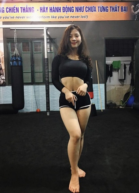 9X xinh xắn cho rằng học môn gì cũng cần thực sự đam mê, tâm huyết. Bạn trẻ quan tâm "món" này nên bắt đầu với các loại côn nhựa, côn xốp để tránh tự làm mình bị thương. "Nhiều bạn cho rằng con gái tập võ sẽ mất đi sự nữ tính, duyên dáng nhưng theo mình thì không phải như vậy. Mình nghĩ, con gái nên tập võ để tự bảo vệ bản thân", Hậu chia sẻ.