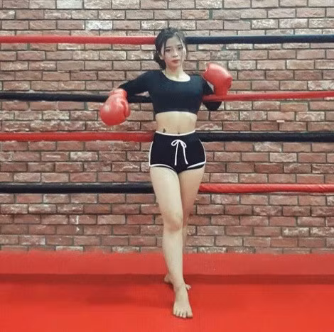 Hậu tiết lộ đam mê học côn nhị khúc của cô bắt nguồn từ những bộ phim của Lý Tiểu Long. "Mình chủ yếu học để rèn luyện sức khỏe, tự bảo vệ bản thân và gia đình. Học võ cũng là cách luyện tập đức tính kiên trì và nhẫn nại. Lúc nhỏ, mình được xem các bộ phim của Lý Tiểu Long và thần tượng anh nên thích côn nhị khúc và quyết tâm theo đuổi".