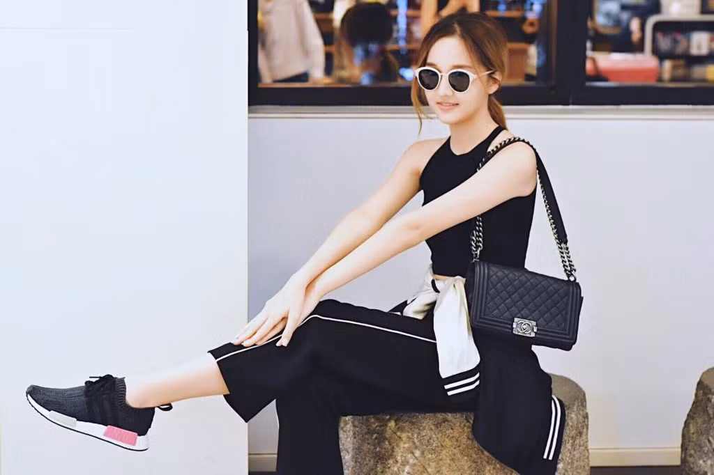 Hình ảnh trẻ trung, hiện đại của hot girl 9X đời cuối xuất hiện trên nhiều diễn đàn mạng dành cho giới trẻ của Thái Lan.