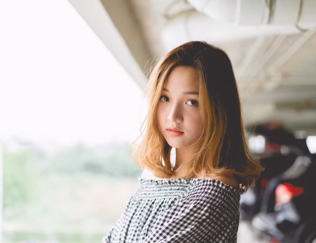 Sở hữu vẻ ngoài xinh xắn dễ thương cùng chiều cao ấn tượng 1,71 m, hot girl Thái Lan này đang là diễn viên của công ty giải trí MBO, kiêm ca sĩ.