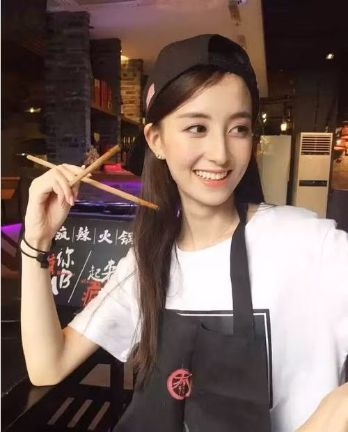 Nữ sinh 9X có gương mặt hài hòa, đôi mắt to tròn, làn da trắng mịn, đôi chân thẳng dài và giọng nói ngọt ngào, truyền cảm, dễ dàng hạ gục bất kỳ một cánh mày râu nào ngay từ lần đầu gặp gỡ. Với những lợi thế vợt trội về ngoại hình và sức ảnh hưởng trong giới trẻ, Từ Giai Dĩnh hứa hẹn sẽ là một MC, một biên tập viên đầy triển vọng trong tương lai. 