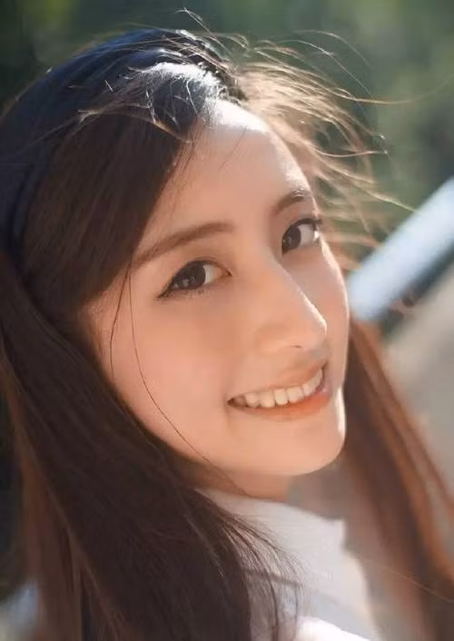 Từ Giai Dĩnh, hot girl 9X hiện theo học Đại học truyền thông Chiết Giang, chuyên ngành Phát thanh truyền hình đang sở hữu một lượng fan hâm mộ hùng hậu nhờ gương mặt vô cùng xinh đẹp và khí chất ấn tượng. Cô được mệnh danh là một trong những người đẹp 9X có nhiều vẻ đẹp tinh tú, hao hao giống Angela Baby, Đồng Lệ Á và Địch Lệ Nhiệt Ba.